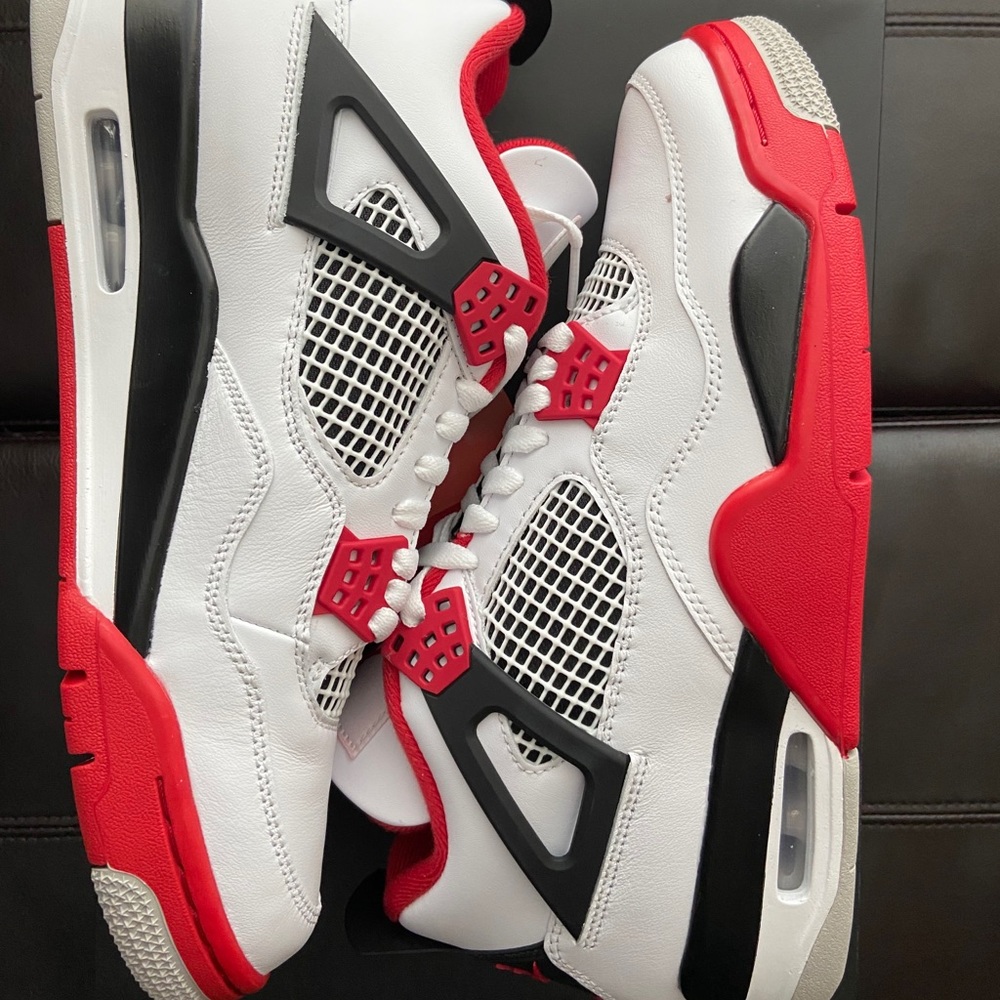 NEW Jordan 4 Fire Red 2020 OG size 9.5